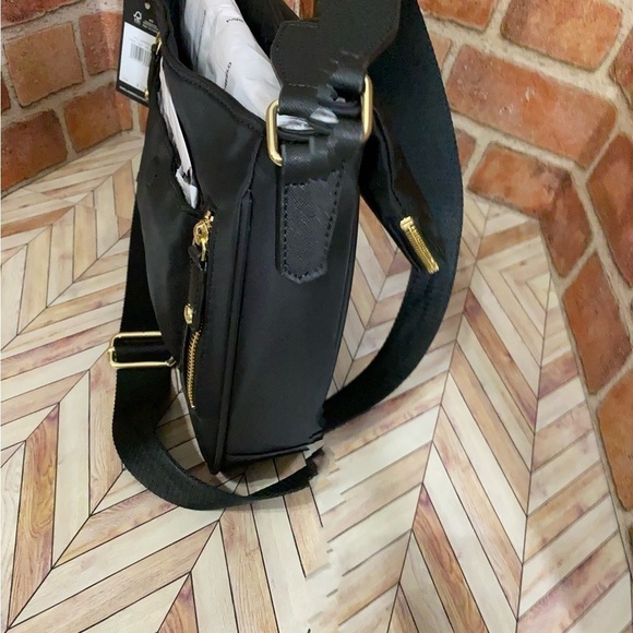 NWT Perfect travel bag or everyday bag! Great quality. - Picture 3 of 10